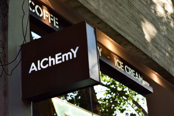 Cartel que anuncia las especialidades de Alchemy: coffee and ice cream