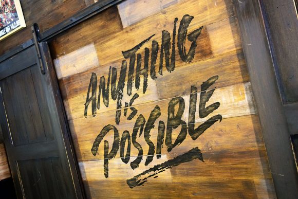 Anything is possible, lema de All Saints Café en una de sus paredes