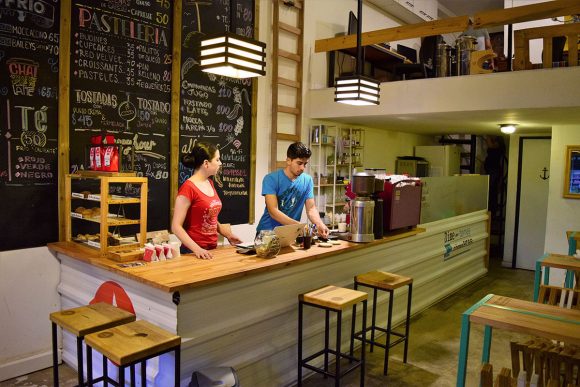 Baristas de Catoti sirviendo un espresso