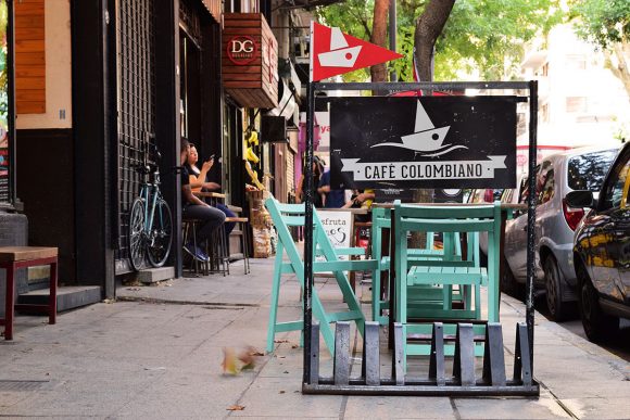 Bicicletero de Catoti en la puerta de entrada