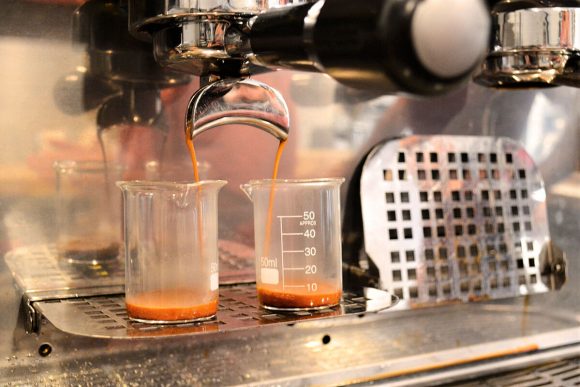 Dos espressos en vasos medidores en Café Zavalía