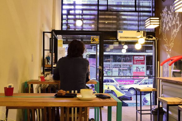 Un cliente tomando café en Catoti