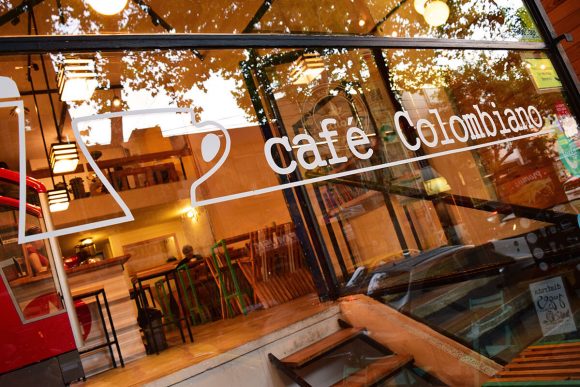 Leyenda de café colombiano en la vidriera de Catoti