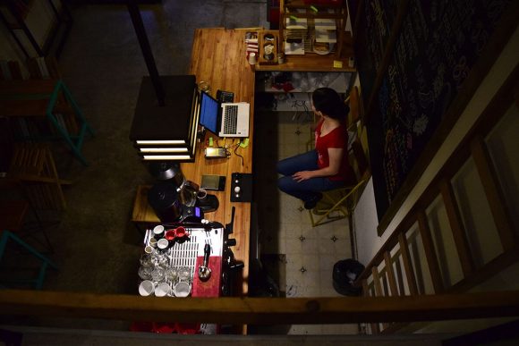 Barista en la mesa de trabajo de Catoti