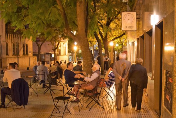 Mesas en la calle de Shelter Coffee