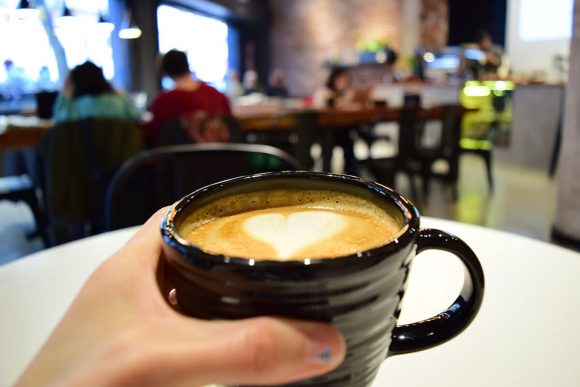 taza en mano Root Foto La Cafeteguia