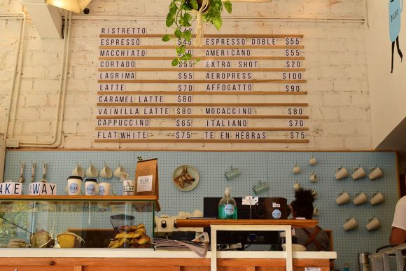 Carta de cafés de Bilbo en una de sus paredes