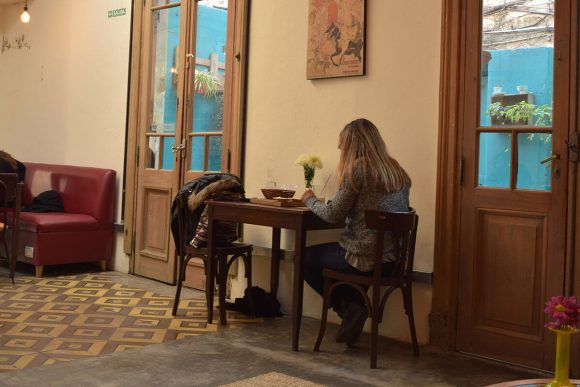 Cliente sentada disfrutando de un café en La Noire