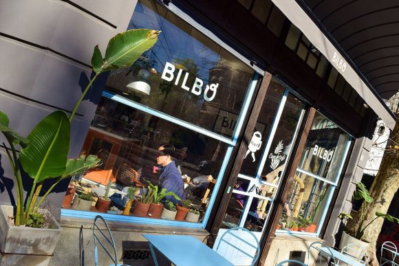 Ventana que da a la calle de Bilbo con plantas en el frente