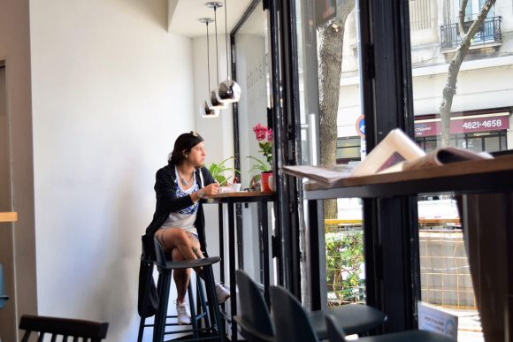 chica en la barra Placido Foto La Cafeteguia