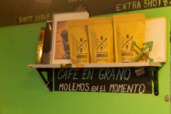 Café recién tostado en la repisa de Nórdico