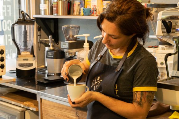 Natalia, barista de Nórdico, preparando un flat white