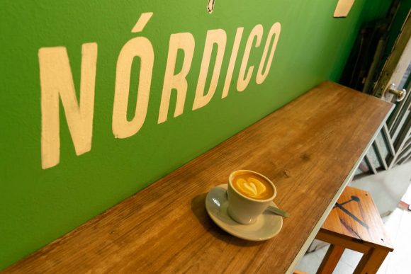 Un café en la barra de Nórdico