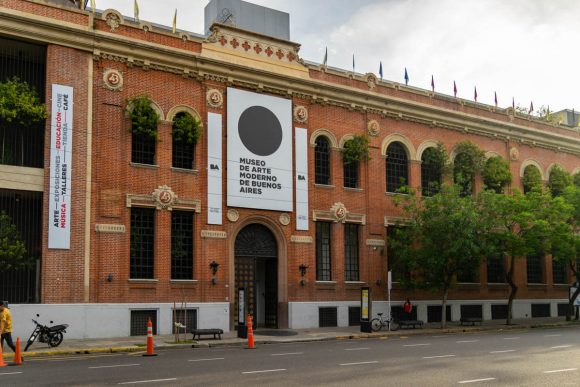 Fachada del Museo Moderno sobre San Juan 350, Ciudad de Buenos Aires