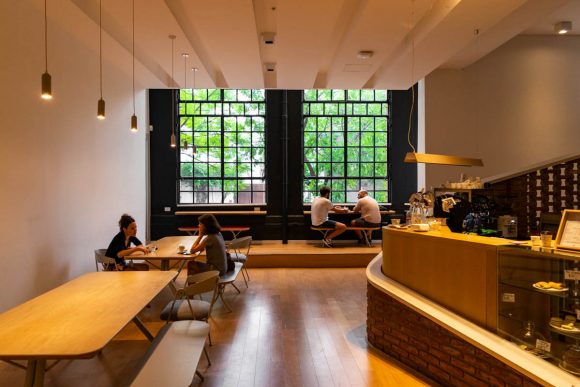 Salón, mesas y ventana de Café Z dentro del Museo Moderno