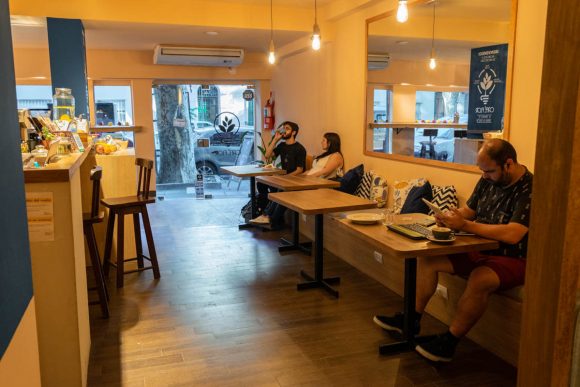 Mesas para freelancers en Café Flor